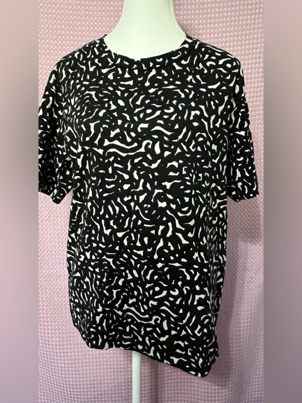 Uniqlo Black and White Abstract Short Sleeve Tee